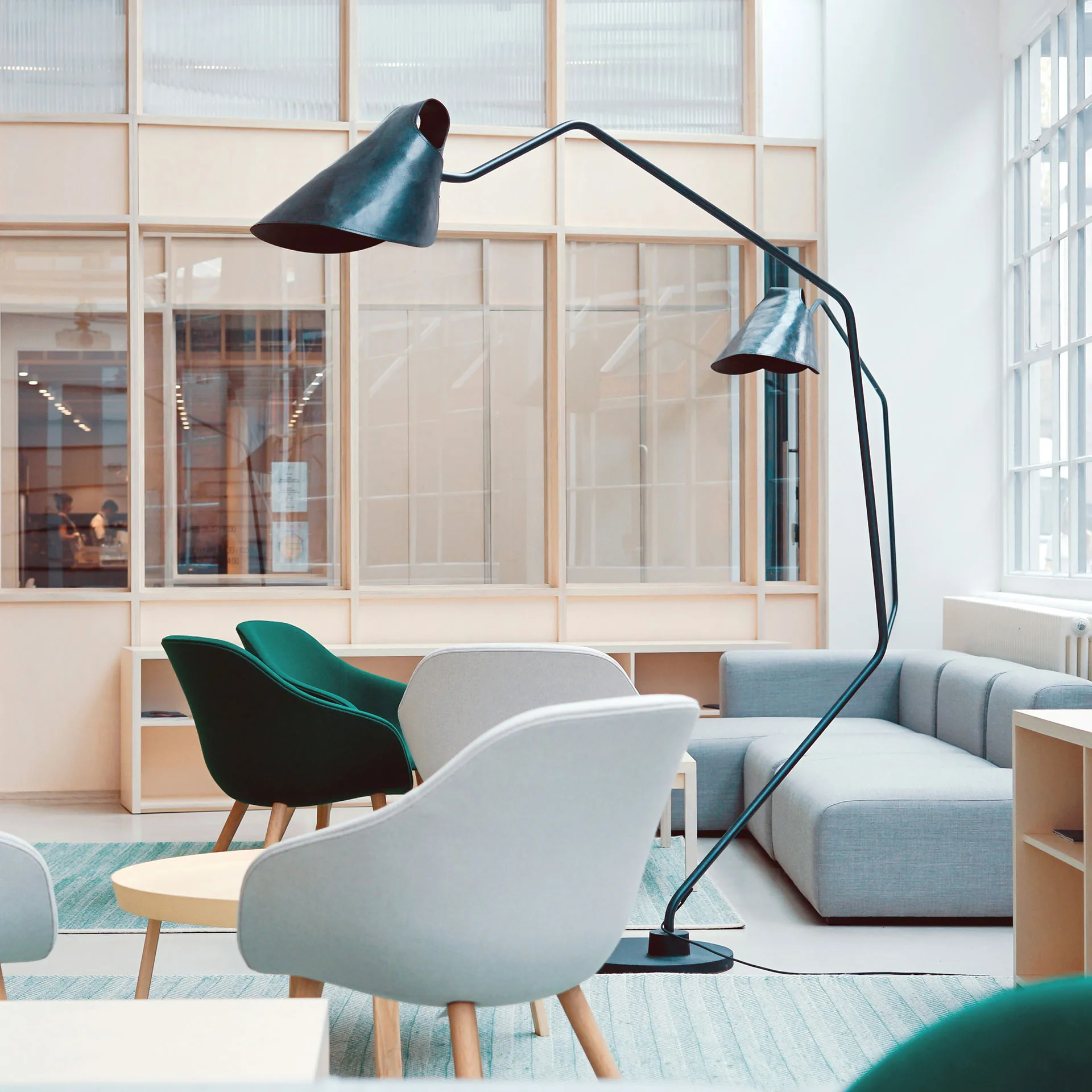 Interiörbild på kontorslandskap med fåtöljer och soffor